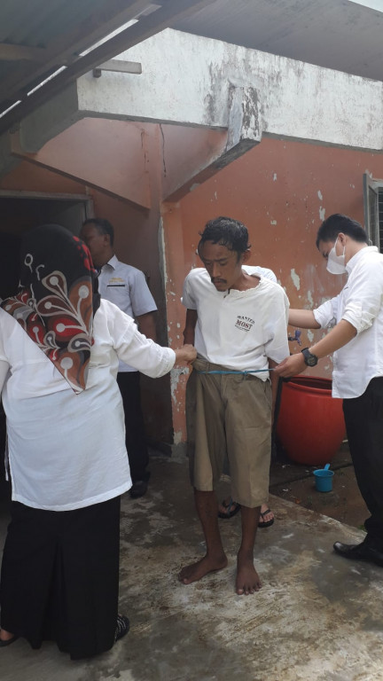 Team Resos sedang memakaikan pakaian layak ODGJ