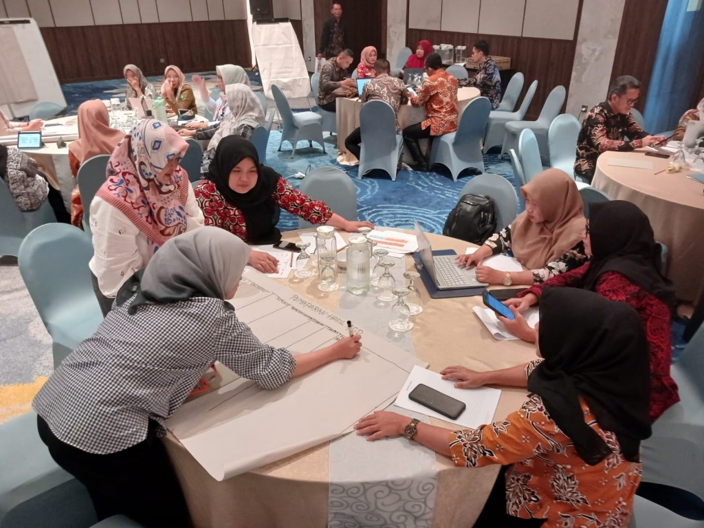 Diskusi kelompok mencari upaya mengatasi permasalahan penurunan stunting kabupaten, berdasarkan data kasus stunting dan risiko stunting daerah